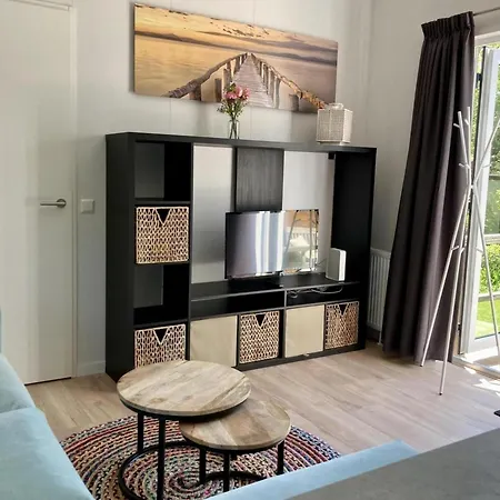 Dom wakacyjny With Terrace Sint Maartensvlotbrug