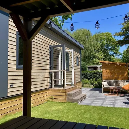 Dom wakacyjny With Terrace Sint Maartensvlotbrug